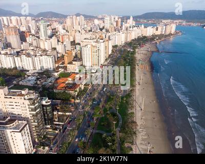 Luftaufnahme der Uferpromenade zum Meer mit seinen hohen Gebäuden in der Stadt Santos in Brasilien Stockfoto