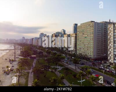 Luftaufnahme der Uferpromenade zum Meer mit seinen hohen Gebäuden in der Stadt Santos in Brasilien Stockfoto