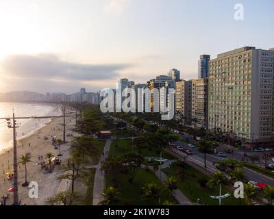 Luftaufnahme der Uferpromenade zum Meer mit seinen hohen Gebäuden in der Stadt Santos in Brasilien Stockfoto