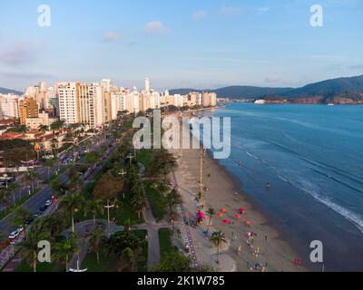 Luftaufnahme der Uferpromenade zum Meer mit seinen hohen Gebäuden in der Stadt Santos in Brasilien Stockfoto