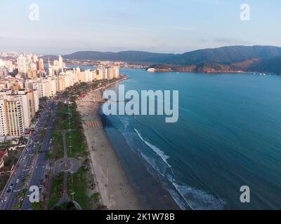 Luftaufnahme der Uferpromenade zum Meer mit seinen hohen Gebäuden in der Stadt Santos in Brasilien Stockfoto