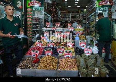 Istanbul, Türkei. 18. September 2022. Ein Frühstücksgeschäft, in dem verschiedene Oliven verkauft werden. Der Historische Gewürzbasar befindet sich im Istanbuler Stadtteil Eminönü und ist weiterhin ein beliebtes Einkaufszentrum für einheimische und ausländische Touristen. Es ist ein ausgezeichneter Ort, an dem Touristen aus der ganzen Welt sowohl einkaufen als auch landesspezifische Köstlichkeiten probieren können. (Foto von Mine TOZ/SOPA Images/Sipa USA) Quelle: SIPA USA/Alamy Live News Stockfoto