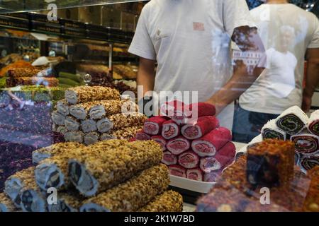 Istanbul, Türkei. 18. September 2022. Nahaufnahme der türkischen Delight-Theke. Der Historische Gewürzbasar befindet sich im Istanbuler Stadtteil Eminönü und ist weiterhin ein beliebtes Einkaufszentrum für einheimische und ausländische Touristen. Es ist ein ausgezeichneter Ort, an dem Touristen aus der ganzen Welt sowohl einkaufen als auch landesspezifische Köstlichkeiten probieren können. (Foto von Mine TOZ/SOPA Images/Sipa USA) Quelle: SIPA USA/Alamy Live News Stockfoto