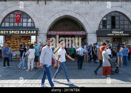 Istanbul, Türkei. 18. September 2022. Blick auf den Eingang zum historischen Großen Basar. Der Historische Gewürzbasar befindet sich im Istanbuler Stadtteil Eminönü und ist weiterhin ein beliebtes Einkaufszentrum für einheimische und ausländische Touristen. Es ist ein ausgezeichneter Ort, an dem Touristen aus der ganzen Welt sowohl einkaufen als auch landesspezifische Köstlichkeiten probieren können. (Foto von Mine TOZ/SOPA Images/Sipa USA) Quelle: SIPA USA/Alamy Live News Stockfoto