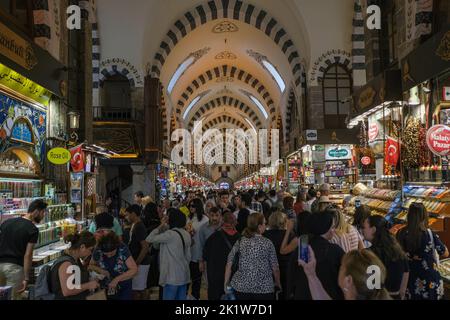 Istanbul, Türkei. 18. September 2022. Allgemeiner Blick auf den Großen Basar mit Einheimischen und Ausländern, die um den Basar herumlaufen. Der Historische Gewürzbasar befindet sich im Istanbuler Stadtteil Eminönü und ist weiterhin ein beliebtes Einkaufszentrum für einheimische und ausländische Touristen. Es ist ein ausgezeichneter Ort, an dem Touristen aus der ganzen Welt sowohl einkaufen als auch landesspezifische Köstlichkeiten probieren können. (Foto von Mine TOZ/SOPA Images/Sipa USA) Quelle: SIPA USA/Alamy Live News Stockfoto