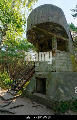 Alter Betoninfanteriebunker in den Wäldern von Hel, Polen. Alte militärische Festung aus dem Zweiten Weltkrieg und dem Kalten Krieg. Bewacht den Außenposten auf dem Hügel. Stockfoto