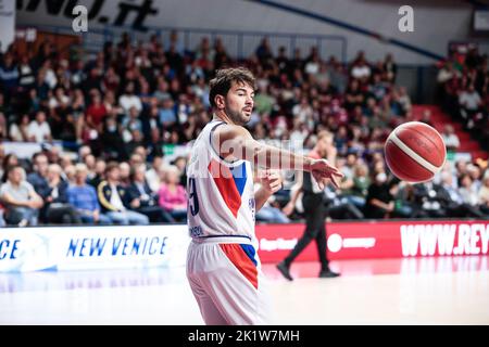 Venedig, Italien. 20. September 2022. BU?rahan Tuncer (Anadolu Efes) während Umana Reyer Venezia gegen Anadolu Efes, Basketball-Testspiel in Venedig, Italien, September 20 2022 Quelle: Independent Photo Agency/Alamy Live News Stockfoto