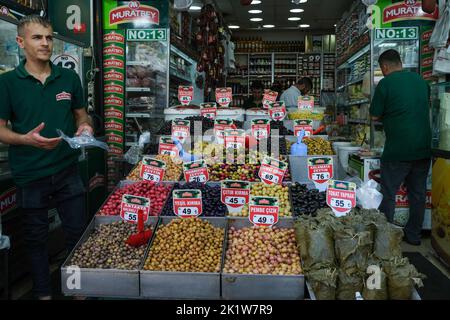 Istanbul, Türkei. 18. September 2022. Ein Frühstücksgeschäft, in dem verschiedene Oliven verkauft werden. Der Historische Gewürzbasar befindet sich im Istanbuler Stadtteil EminÃ¶nÃ¼ und ist weiterhin ein beliebtes Einkaufszentrum für einheimische und ausländische Touristen. Es ist ein ausgezeichneter Ort, an dem Touristen aus der ganzen Welt sowohl einkaufen als auch landesspezifische Köstlichkeiten probieren können. (Bild: © Aufnahmen von TOZ/SOPA über ZUMA Press Wire) Stockfoto