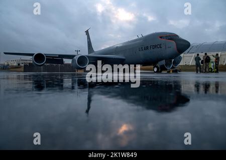 Ein KC-135 Stratotanker, der der 909. Air Betanking Squadron zugewiesen wurde, wird auf der Fluglinie auf dem Kadena Air Base, Japan, am 15. September 2022 geparkt. Die 909. ARS ist die erste Kraft für die Luftbetankung im Verantwortungsbereich des Indo-Pazifik-Raums, die dafür sorgt, dass US-amerikanische und alliierte US-amerikanische Flugzeuge zur Aufrechterhaltung des regionalen Friedens und der Stabilität in der Region eingesetzt werden. (USA Luftwaffe Foto von Senior Airman Jessi Monte) Stockfoto