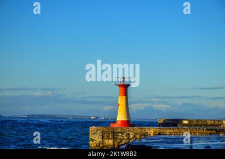 Farbenprächtiger Leuchtturm in der Kalk Bay in Kapstadt Südafrika Stockfoto