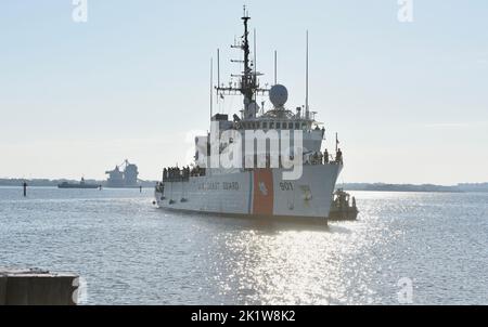 Der USCGC Bear (WMEC 901) nähert sich am Montag dem Pier in Portsmouth, Virginia. Bear kehrte nach einem 74-tägigen Einsatz im nördlichen Atlantik nach Hause zurück, wo Besatzungsmitglieder die Durchsetzung lebender Meeresressourcen durchführten, um die Einhaltung der Bundesvorschriften in US-Gewässern sicherzustellen, und die Besatzung nahm auch an der von den kanadischen Streitkräften geführten multinationalen Marineübung Nanook Teil. (USA Foto der Küstenwache von Petty Officer, Klasse 2., Brandon Hillard) Stockfoto