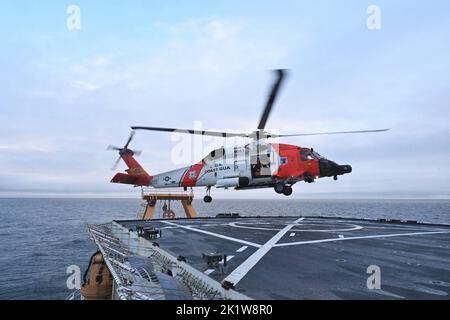 Eine Küstenwache-Luftstation Kodiak MH-60 Jayhawk-Hubschrauber-Luftbesatzung landet während des Flugbetriebs im Kotzebue Sound am 7. September 2022 auf dem Deck des US-Küstenwache-Cutter Healy (WAGB 20). Diese Schulungsmöglichkeiten stärken die Interoperabilität von Manövern und Kommunikation zwischen den beiden Einheiten und halten die Qualifikation der Crew aufrecht (USA Foto der Küstenwache von Deborah Heldt Cordone, Fachkraft für öffentliche Angelegenheiten 1) Stockfoto