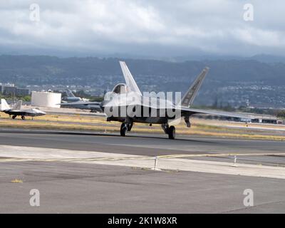 Ein F-22 Raptor, pilotiert von Brig. General dann S. Carlson, Outbound Commander of the 154. Wing, taxis down the Flight line September 7, 2022, at Joint Base Pearl Harbor-Hickam, Hawaii. Der Routine-Trainingsflug diente als Befehlswechsel während des Fluges als Brig. General dann S. Carlson gab das Kommando über den größten Flügel der Air National Guard an Oberst Phillip L. Mallory ab. (USA Foto der Air National Guard von Staff Sgt. John Linzmeier) Stockfoto