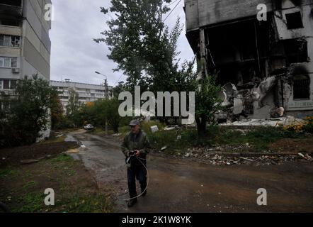 Charkiw, Ukraine. 20. September 2022. Die Menschen Gehen In Der Nähe ...