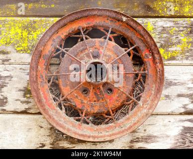 Vintage Metal Wheel zum Dekoraufhängen außerhalb einer Scheune in Nordkalifornien Stockfoto