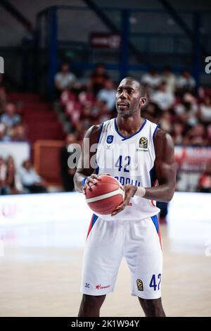 Venedig, Italien. 20. September 2022. Bryant Dunston (Anadolu Efes) während Umana Reyer Venezia gegen Anadolu Efes, Basketball-Testspiel in Venedig, Italien, September 20 2022 Quelle: Independent Photo Agency/Alamy Live News Stockfoto