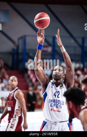 Venedig, Italien. 20. September 2022. Bryant Dunston (Anadolu Efes) während Umana Reyer Venezia gegen Anadolu Efes, Basketball-Testspiel in Venedig, Italien, September 20 2022 Quelle: Independent Photo Agency/Alamy Live News Stockfoto