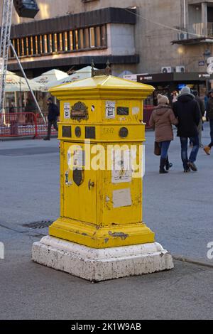 Novi Sad, Serbien - 31. Dezember 2015: Gelbe Briefkasten auf dem Platz der Freiheit im Stadtzentrum am Winternachmittag. Stockfoto