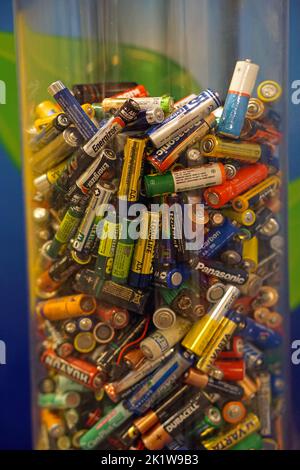 Belgrad, Serbien - 6. Januar 2016: Entsorgen Sie Altbatterien ordnungsgemäß im Recycling von Klarsichtröhrchen. Stockfoto