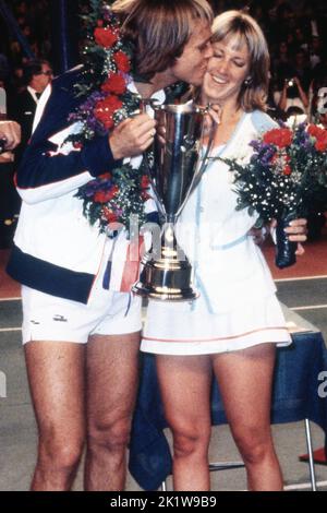 20. Mai 1980, London, England, Großbritannien: JOHN LLOYD und CHRIS EVERT feiern ihren Sieg gegen Bjorn Boyd und Mariana Simionescu in ihrem Tennisspiel „Doubles Love“ im Londoner Battersea Park. Evert und Lloyd gewannen das Spiel 6-4, 6-3. Insgesamt wurden 15.000 Pfund an Fürstin Annes Wohltätigkeitsorganisationen gespendet (Bild: © Keystone Press Agency/ZUMA Press Wire). Stockfoto