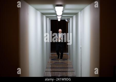 Washington, USA. 20. September 2022. Senator Tom Carper (D-DE) geht am Dienstag, den 20. September, durch das US-Kapitol in Washington, DC, 2022. (Graeme Sloan/Sipa USA) Quelle: SIPA USA/Alamy Live News Stockfoto