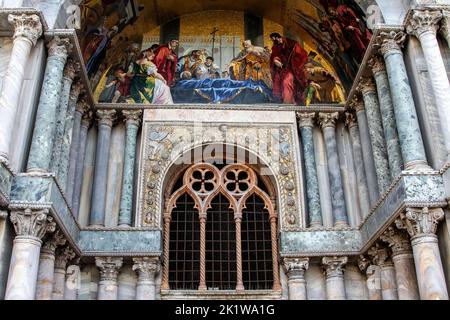 Basilica di San Marco Details von religiösen gefliesten Mosaiken mit Steinbögen. Stockfoto