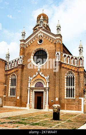 Die Basilica di Santa Maria Gloriosa dei Frari ist eine der überraschendsten Kirchen Venedigs. Seine Architektur, die Anzahl der Skulpturen und Kunstwerke ist Stockfoto