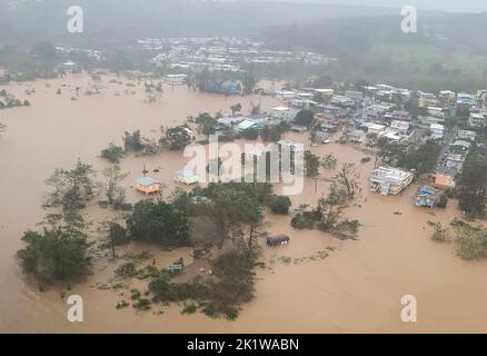 Puerto Rico. 19. September 2022. Auf einem Luftbild umgeben Flutwasser Häuser, während die Caribbean Air and Marine Branch einen Such- und Rettungseinsatz durchführt, nachdem der Unhegt Fiona Puerto Rico getroffen und das Stromnetz ausgeworfen hat. (Bild: © Caribbean Air and Marine Branch/ZUMA Press Wire) Stockfoto