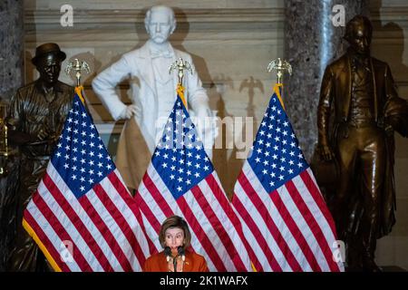 Washington, USA. 20. September 2022. Die Sprecherin des Repräsentantenhauses, Nancy Pelosi (D-CA), spricht zu versammelten Gästen während eines Gedenkgottesdienstes zu Ehren ehemaliger Kongressmitglieder, die im letzten Jahr im US-Kapitol in Washington, DC, am Dienstag, dem 20. September, verstorben sind. 2022. (Graeme Sloan/Sipa USA) Quelle: SIPA USA/Alamy Live News Stockfoto