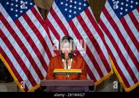 Washington, USA. 20. September 2022. Die Sprecherin des Repräsentantenhauses, Nancy Pelosi (D-CA), spricht zu versammelten Gästen während eines Gedenkgottesdienstes zu Ehren ehemaliger Kongressmitglieder, die im letzten Jahr im US-Kapitol in Washington, DC, am Dienstag, dem 20. September, verstorben sind. 2022. (Graeme Sloan/Sipa USA) Quelle: SIPA USA/Alamy Live News Stockfoto