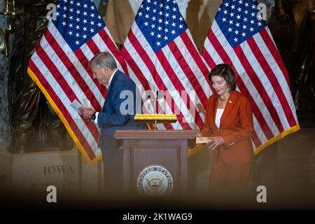 Washington, USA. 20. September 2022. Die Sprecherin des Hauses Nancy Pelosi (D-CA), rechts, nimmt die Bühne als L. F. Payne, Präsident der U.S. Association of Former Members of Congress, spricht am Dienstag, dem 20. September, im US-Kapitol in Washington, DC, mit versammelten Gästen anlässlich eines Gedenkgottesdienstes zu Ehren ehemaliger Kongressmitglieder, die im letzten Jahr verstorben sind. 2022. (Graeme Sloan/Sipa USA) Quelle: SIPA USA/Alamy Live News Stockfoto