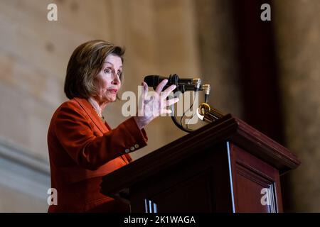 Washington, USA. 20. September 2022. Die Sprecherin des Repräsentantenhauses, Nancy Pelosi (D-CA), spricht zu versammelten Gästen während eines Gedenkgottesdienstes zu Ehren ehemaliger Kongressmitglieder, die im letzten Jahr im US-Kapitol in Washington, DC, am Dienstag, dem 20. September, verstorben sind. 2022. (Graeme Sloan/Sipa USA) Quelle: SIPA USA/Alamy Live News Stockfoto