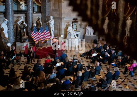 Washington, USA. 20. September 2022. Die Sprecherin des Repräsentantenhauses, Nancy Pelosi (D-CA), spricht zu versammelten Gästen während eines Gedenkgottesdienstes zu Ehren ehemaliger Kongressmitglieder, die im letzten Jahr im US-Kapitol in Washington, DC, am Dienstag, dem 20. September, verstorben sind. 2022. (Graeme Sloan/Sipa USA) Quelle: SIPA USA/Alamy Live News Stockfoto