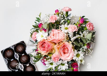 Unschärfe-Effekte für Blumen und Schokolade. Blumen, Brautstrauß aus nächster Nähe. Dekoration von Rosen, Pfingstrosen und Zierpflanzen. Geschenk für Valentinstag Frauentag Stockfoto