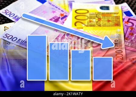 Wirtschaftsdiagramm: Abwärtspfeil, Euro-Cash-Banknoten und Andorra-Flagge (Geld, Wirtschaft, Unternehmen, Finanzen, Krise) Stockfoto