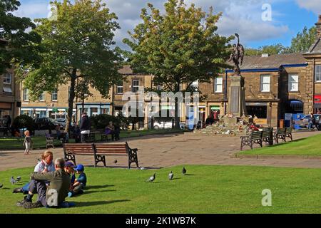 War Memorial, Pro Patria, Norfolk Square Cenotaph, Central Glossop, High Peak, Derbyshire, England, Großbritannien, SK13 8BP Stockfoto