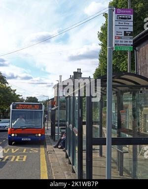 Hauptbushaltestellen, Henry St, in der Nähe des Bahnhofs, Glossop. 393 Centrebus nach Shirebrook, HP51BUS, High Peak, Derbys, England Stockfoto