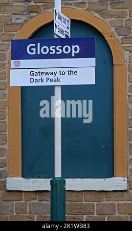 Glossop Bahnhof, Tor zum Dark Peak Schild, auf Bahnsteig, Norfolk Street, Glossop, High Peak, Derbyshire, England, Großbritannien, SK13 8BS Stockfoto