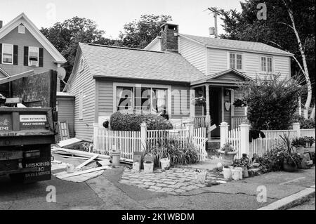 Ein Sommerhaus, das renoviert/renoviert wird auf dem Rocky Neck Gloucester, Massachusetts. Das Bild wurde auf analogem Schwarzweiß-Film aufgenommen. Stockfoto