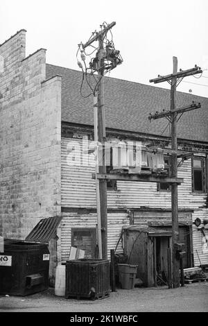 Eine verlassene Fabrik mit einem großen Kraftwerk in Gloucester Harbour, Massachusetts. Das Bild wurde auf analogem Schwarzweiß-Film aufgenommen. Stockfoto