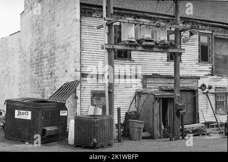 Eine verlassene Fabrik mit einem großen Kraftwerk in Gloucester Harbour, Massachusetts. Das Bild wurde auf analogem Schwarzweiß-Film aufgenommen. Stockfoto