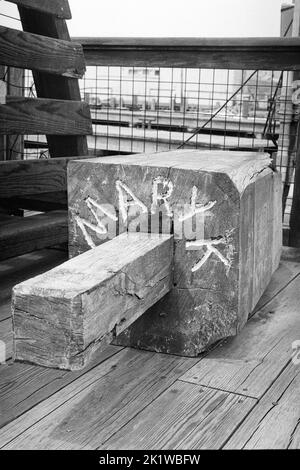 Eine große Holzboje mit dem Namen Mary K, die darauf in Gloucester Harbour, Massachusetts, markiert ist. Das Bild wurde auf analogem Schwarzweiß-Film aufgenommen. Stockfoto