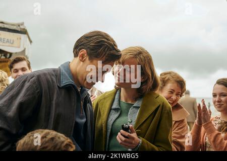 VERÖFFENTLICHUNGSDATUM: 21 Oktober 2022. TITEL: Mein Polizist. STUDIO: Amazon Studios. REGIE: Michael Grandage. HANDLUNG: Die Ankunft von Patrick in Marion und Toms Haus löst die Erforschung seismischer Ereignisse aus 40 Jahren zuvor aus. HAUPTROLLE: HARRY STILE ALS jüngerer Tom, EMMA CORRIN als jüngere Marion. (Bild: © Amazon Studios/Entertainment Picturs) Stockfoto