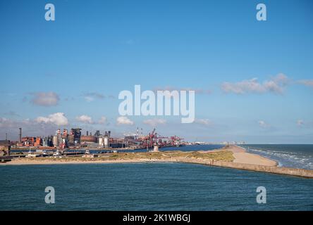 Europa, Frankreich, Dunkerque - 9. Juli 2022: Deviation du Canal de Bourbourg Waterway zwischen Strandpromenade und Stromerzeugungsanlagen und kohleförderung Stockfoto
