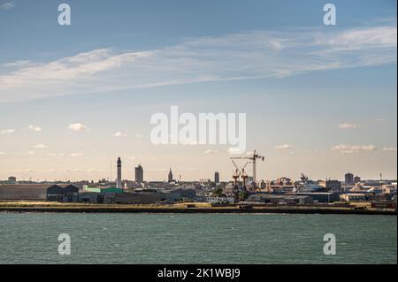 Europa, Frankreich, Dunkerque - 9. Juli 2022: Skyline der Stadt mit Risban lighttower, breiterem Kommunikations- und Büroturm und 2 historischen Belfry-Türmen U Stockfoto