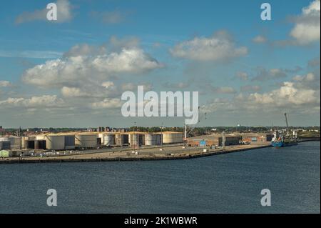 Europa, Frankreich, Dunkerque - 9. Juli 2022: Hafenlandschaft. Sammlung von riesigen Tanks am Rubis-Terminal und Kai unter blauer Wolkenlandschaft. Blick von innen ha Stockfoto