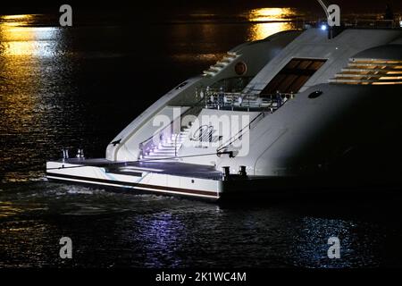 Hamburg, Deutschland. 21. September 2022. Die Luxusyacht mit dem Namen 'Dilbar' am Heck wird von Schleppern vom überfluteten Trockendock der Werft Blohm Voss auf die Elbe vor den Landebrücken geschleppt. Um das Trockendock 'Elbe 17' in Hamburg für die Reparatur anderer Schiffe freizumachen, wird die Yacht ohne eigene Motorleistung per Schlepper an einen anderen Liegeplatz in Bremen geschleppt. Die Luxusyacht „Dilbar“ wurde im April 2022 aufgrund von EU-Sanktionen aufgrund der Invasion russischer Truppen in der Ukraine festgenommen. Quelle: Jonas Walzberg/dpa/Alamy Live News Stockfoto