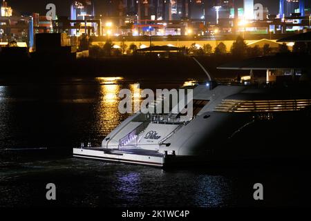 Hamburg, Deutschland. 21. September 2022. Die Luxusyacht mit dem Namen 'Dilbar' am Heck wird von Schleppern vom überfluteten Trockendock der Werft Blohm Voss auf die Elbe vor den Landebrücken geschleppt. Um das Trockendock 'Elbe 17' in Hamburg für die Reparatur anderer Schiffe freizumachen, wird die Yacht ohne eigene Motorleistung per Schlepper an einen anderen Liegeplatz in Bremen geschleppt. Die Luxusyacht „Dilbar“ wurde im April 2022 aufgrund von EU-Sanktionen aufgrund der Invasion russischer Truppen in der Ukraine festgenommen. Quelle: Jonas Walzberg/dpa/Alamy Live News Stockfoto