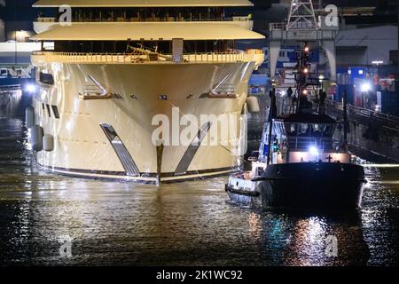 Hamburg, Deutschland. 21. September 2022. Die Luxusyacht 'Dilbar' wird von Schleppern vom überfluteten Trockendock der Werft Blohm Voss auf die Elbe vor den Landebrücken geschleppt. Um das Trockendock 'Elbe 17' in Hamburg für die Reparatur anderer Schiffe freizumachen, wird die Yacht ohne eigene Motorleistung per Schlepper zu einem anderen Liegeplatz in Bremen geschleppt. Die Luxusyacht „Dilbar“ wurde im April 2022 aufgrund von EU-Sanktionen aufgrund der Invasion russischer Truppen in der Ukraine festgenommen. Quelle: Jonas Walzberg/dpa/Alamy Live News Stockfoto