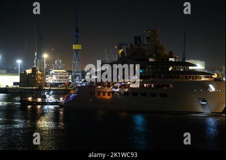 Hamburg, Deutschland. 21. September 2022. Die Luxusyacht 'Dilbar' wird von Schleppern vom überfluteten Trockendock der Werft Blohm Voss auf die Elbe vor den Landebrücken geschleppt. Um das Trockendock 'Elbe 17' in Hamburg für die Reparatur anderer Schiffe freizumachen, wird die Yacht ohne eigene Motorleistung per Schlepper zu einem anderen Liegeplatz in Bremen geschleppt. Die Luxusyacht „Dilbar“ wurde im April 2022 aufgrund von EU-Sanktionen aufgrund der Invasion russischer Truppen in der Ukraine festgenommen. Quelle: Jonas Walzberg/dpa/Alamy Live News Stockfoto